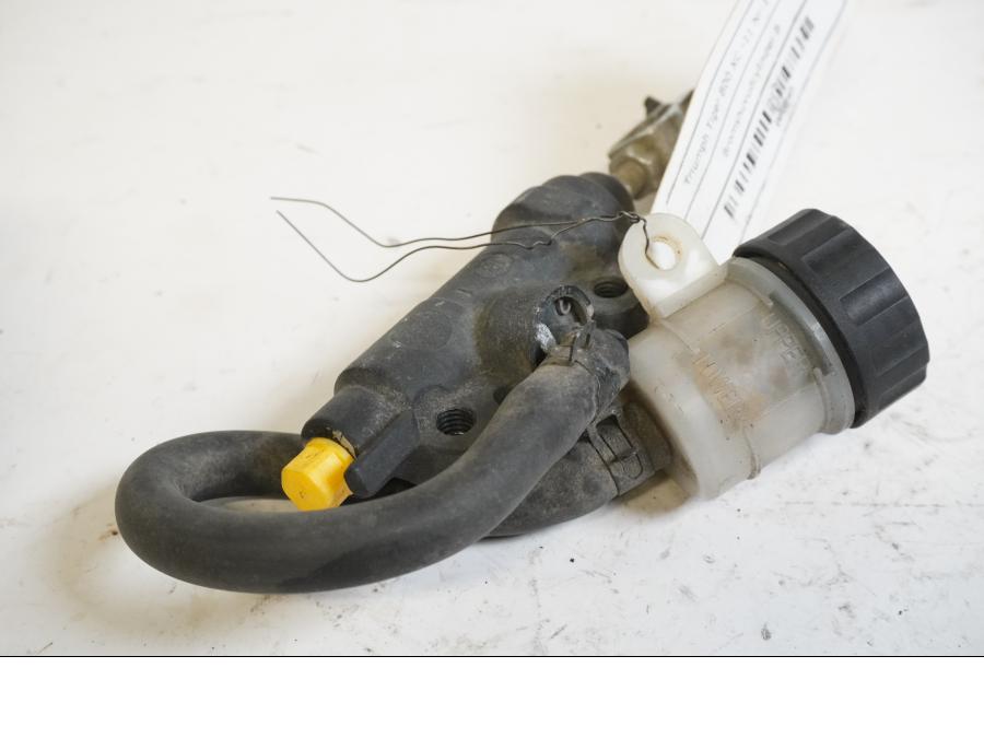 Baksidan på Bromshuvudcylinder från en Triumph Tiger 800 -2011 motorcykel.