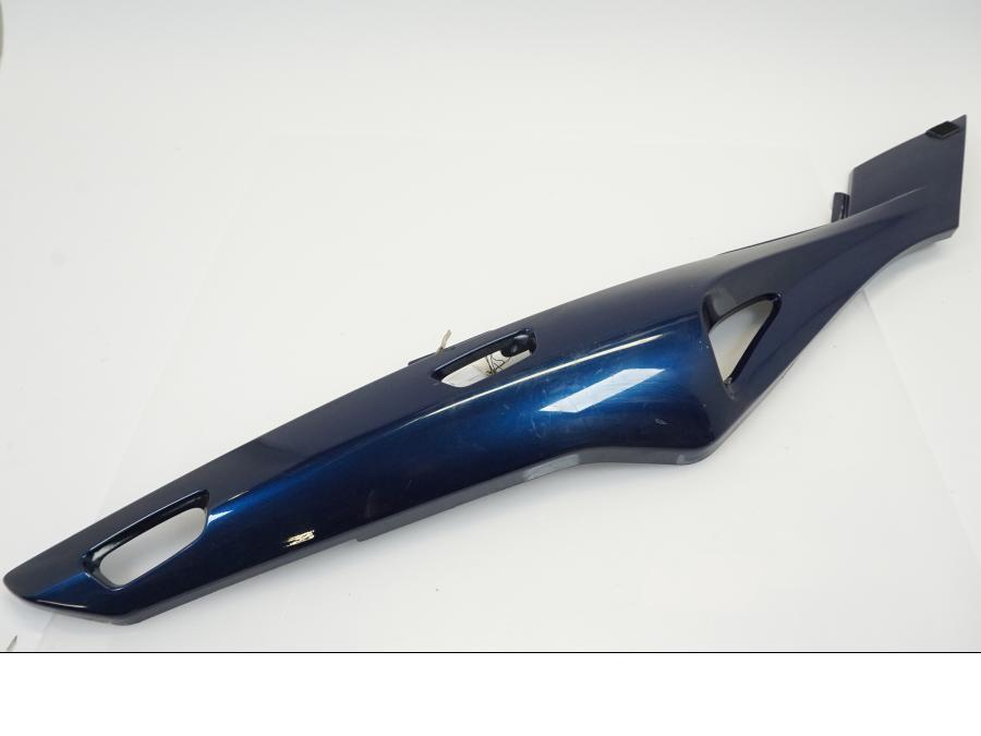 Framsidan på Bakvinge från en Triumph Sprint GT -2011 motorcykel.