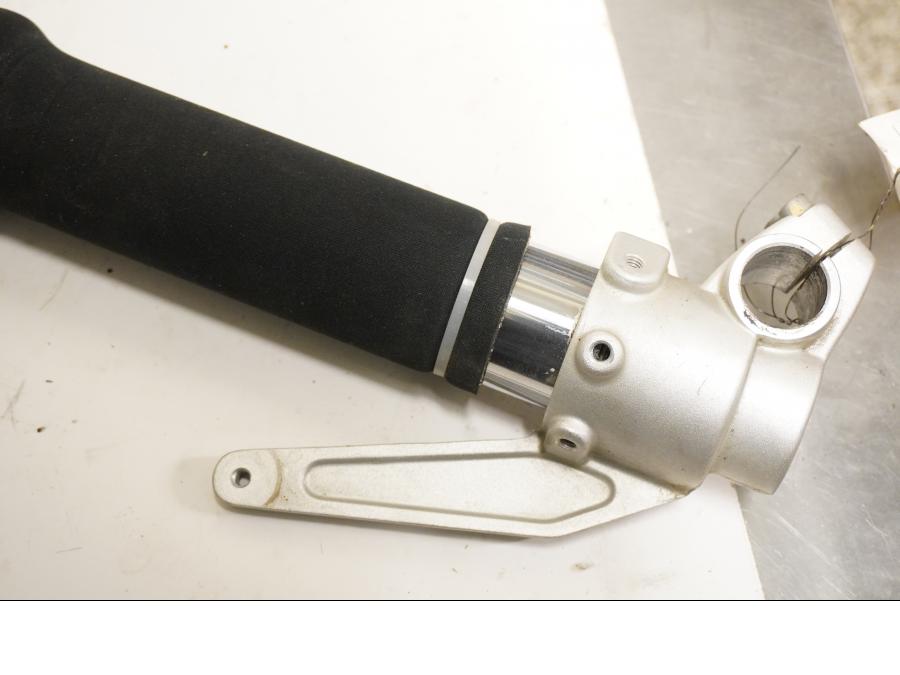 Baksidan på Gaffelben från en Husqvarna TR 650 Strada -2012 motorcykel.