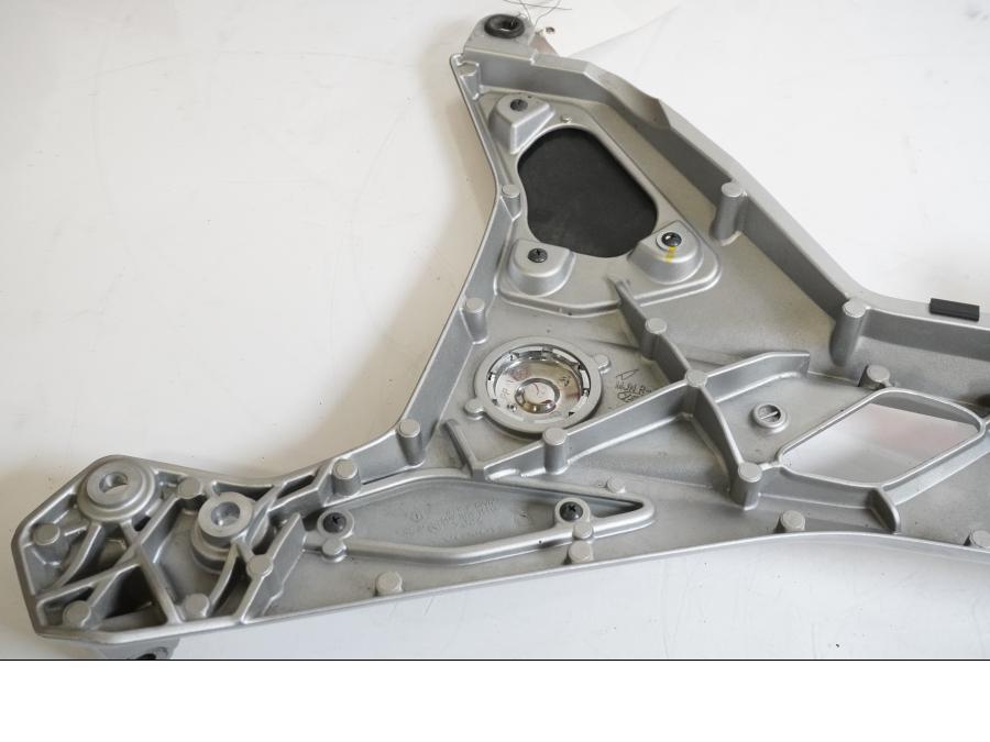 Snett nerifrån på Fotpinnefäste från en Honda CTX 1300 -2014 motorcykel.