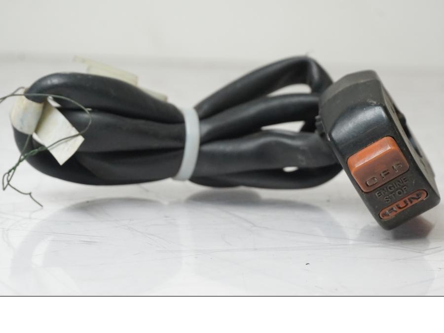 Baksidan på <p>Styrelreglage höger till Honda XL 600 V PD06 1987.</p>

<p>Mindre skada på gummi skyddet se bild.</p> motorcykel.