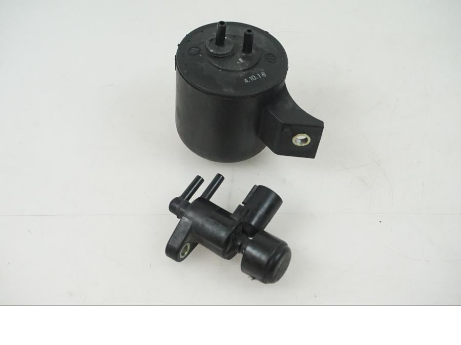 Framsidan på Fuel Evap System från en Honda CBR 1000 -2005 motorcykel.