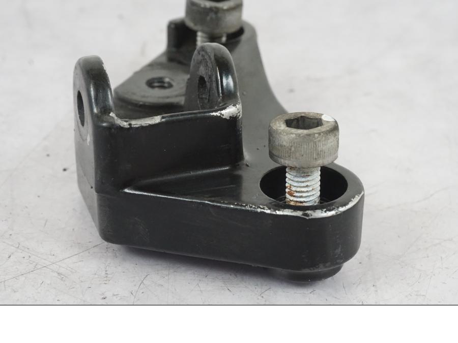 Baksidan på Fotpinnefäste från en Honda CB 750 -1996 motorcykel.