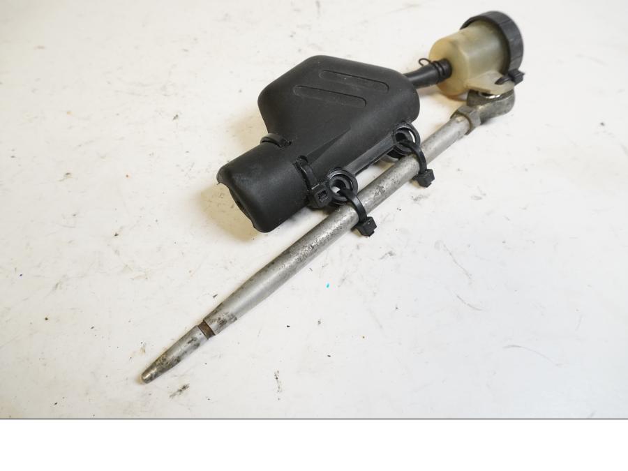 Baksidan på Bromshuvudcylinder från en KTM 625 SMC -2006 motorcykel.