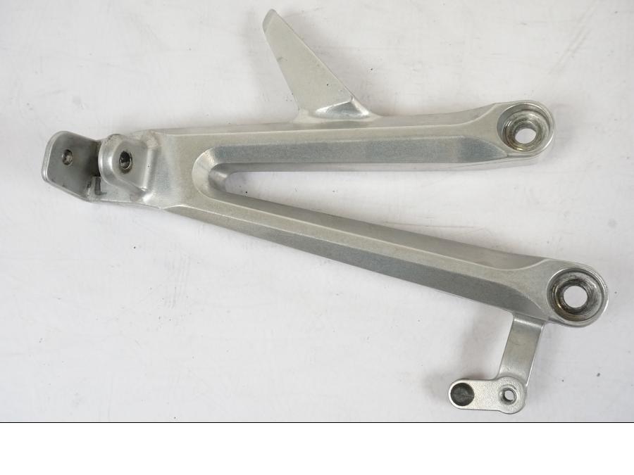 Framsidan på Fotpinnefäste från en Honda CBR 1000 RR -2007 motorcykel.