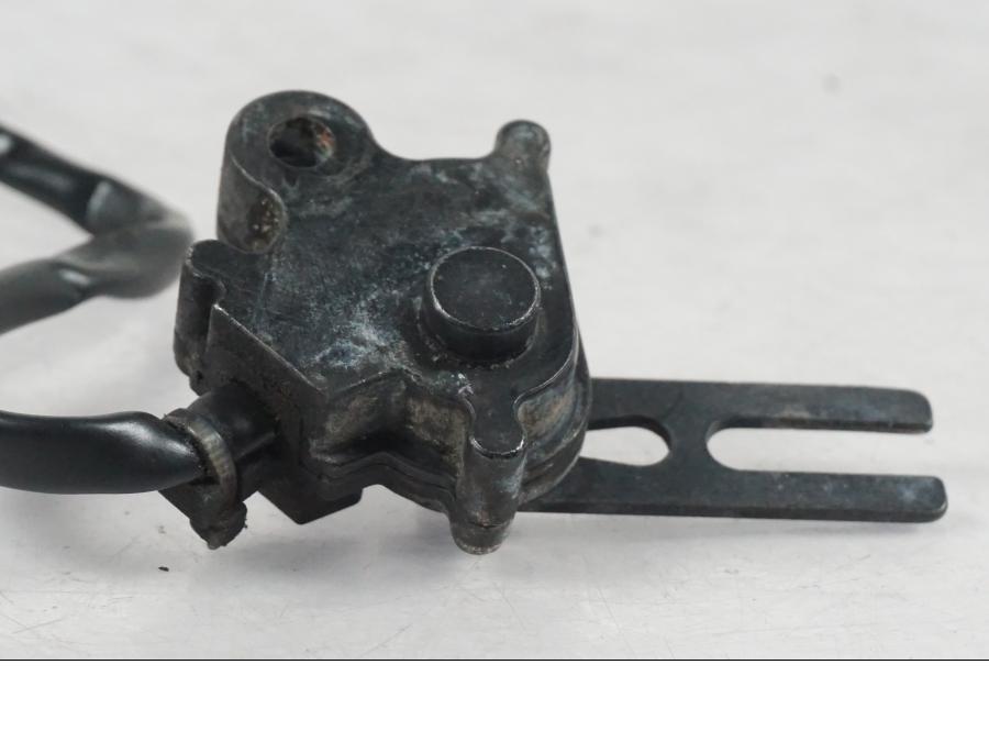 Snett uppifrån på Sidostödsbrytare från en Kawasaki ER-6N ABS -2010 motorcykel.