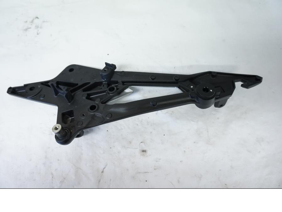 Baksidan på Fotpinnefäste från en Kawasaki Z 800 -2013 motorcykel.