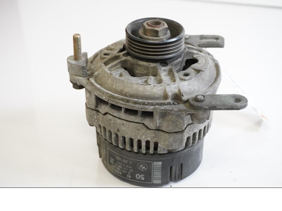 Framsidan på Generator från en BMW R 1100 RT -1997 motorcykel.