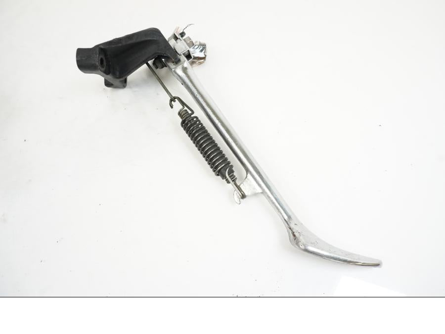 Framsidan på Sidostöd från en Yamaha XVS 1100 -2004 motorcykel.