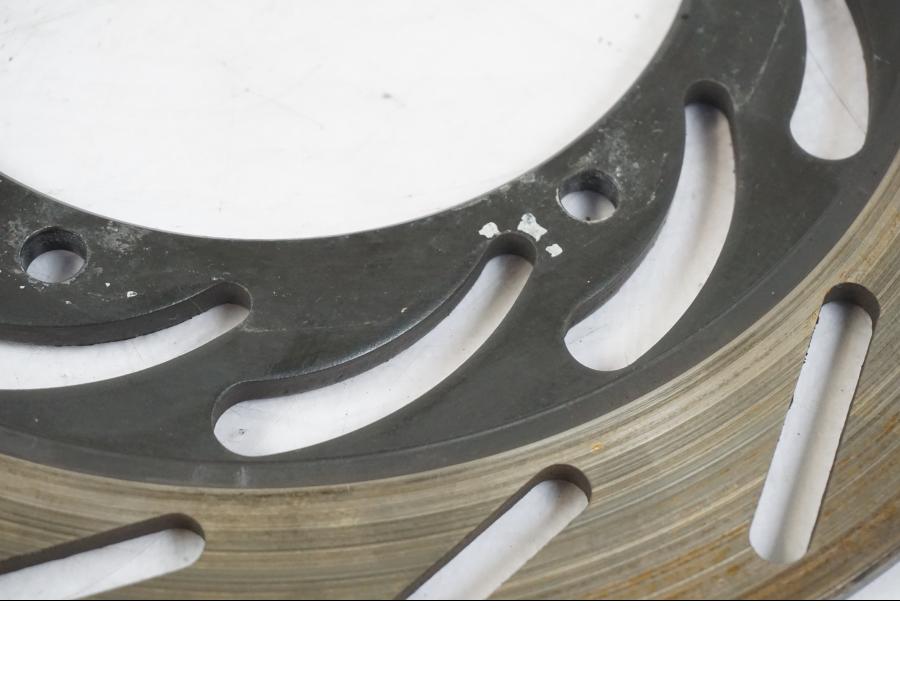 Snett nerifrån på Bromsskiva från en Yamaha XVS 1100 -2004 motorcykel.