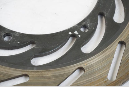 Snett nerifrån på Bromsskiva från en Yamaha XVS 1100 -2004 motorcykel.