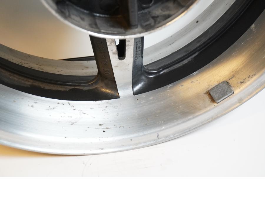 Höger sida på Fälg från en Yamaha XV 1700 -2003 motorcykel.