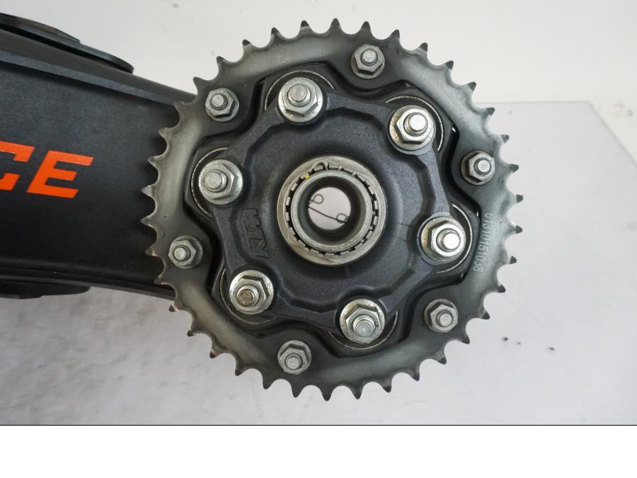 Vänster sida på Sving från en KTM 1290 Super Duke R -2021 motorcykel.