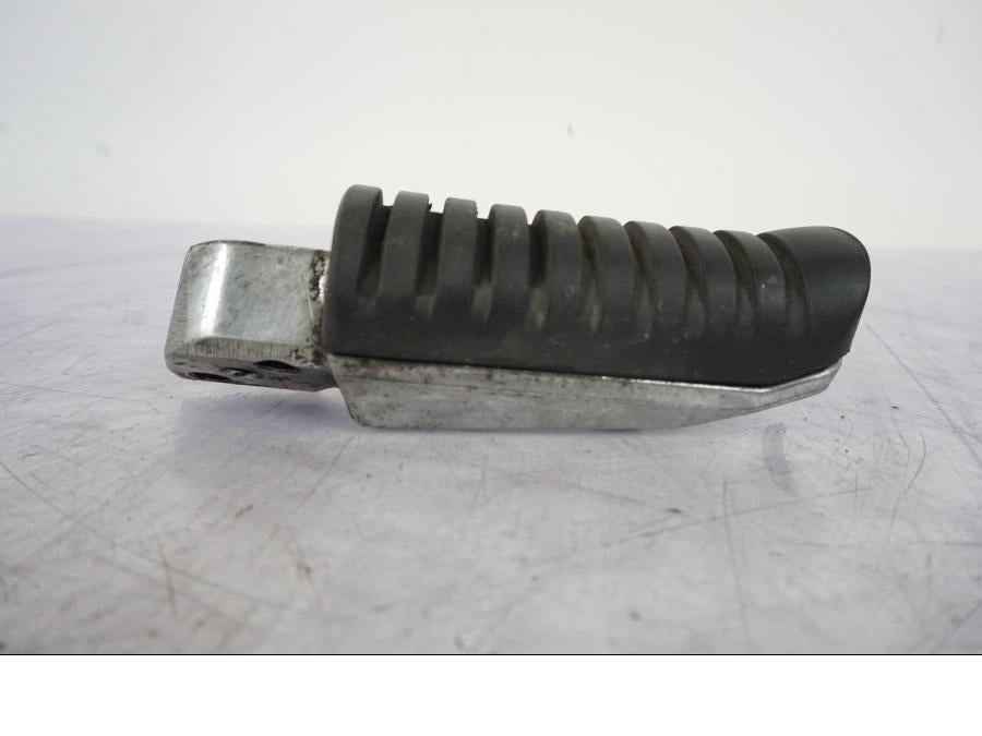 Höger sida på Fotpinne från en Kawasaki ER-6F -2010 motorcykel.