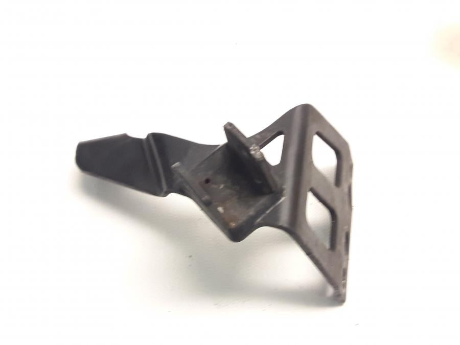 Framsidan på Fotpinnefäste från en BMW F 650 GS -2002 motorcykel.