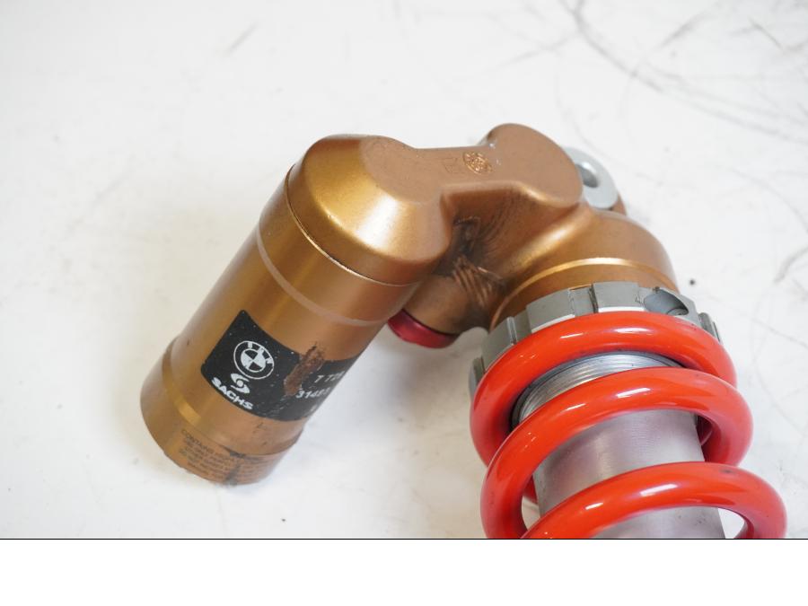 Snett uppifrån på Stötdämpare från en BMW S 1000 RR -2013 motorcykel.