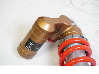 Snett uppifrån på Stötdämpare från en BMW S 1000 RR -2013 motorcykel.