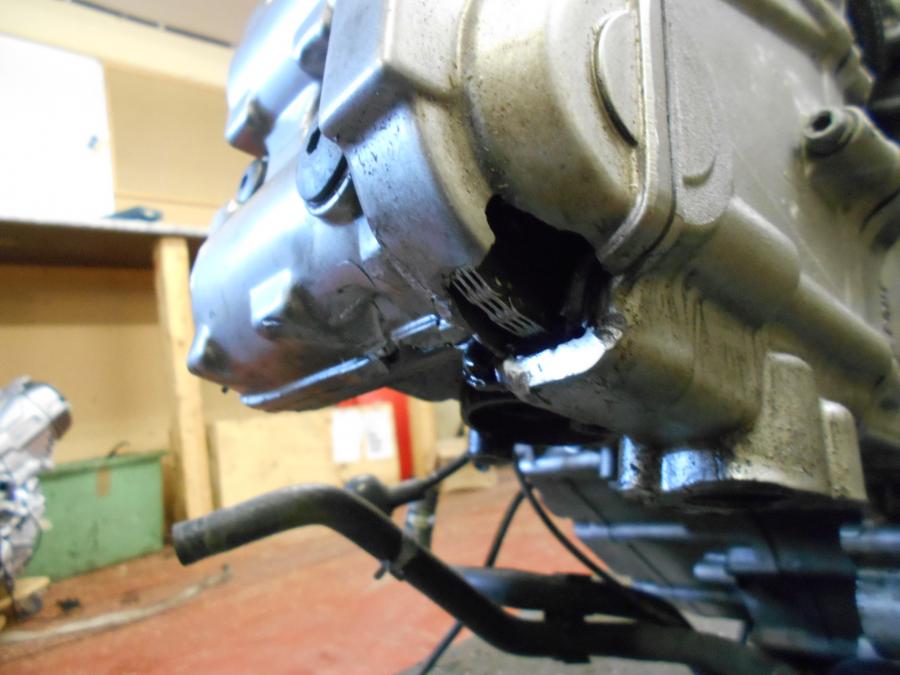 Snett nerifrån på Motor från en Suzuki DL 650 -2013 motorcykel.