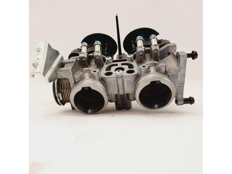 Snett uppifrån på Spjällhus från en Honda CB 500 F -2013 motorcykel.