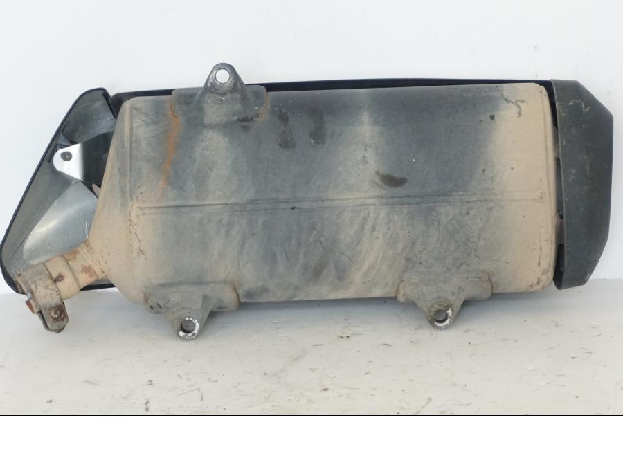 Höger sida på Ljuddämpare från en Honda SH 300 A -2011 scooter.