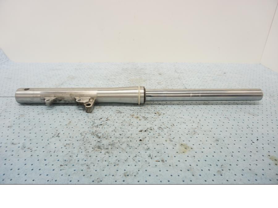 Framsidan på Gaffelben från en Yamaha XV 1600 -1999 motorcykel.