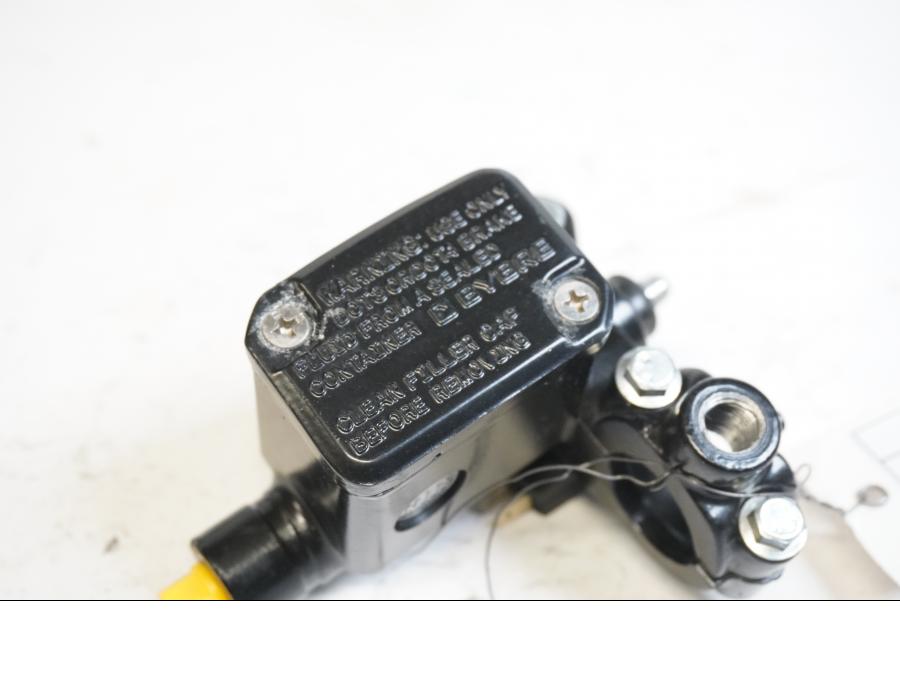 Höger sida på Bromshuvudcylinder från en KTM 125 Duke -2017 motorcykel.