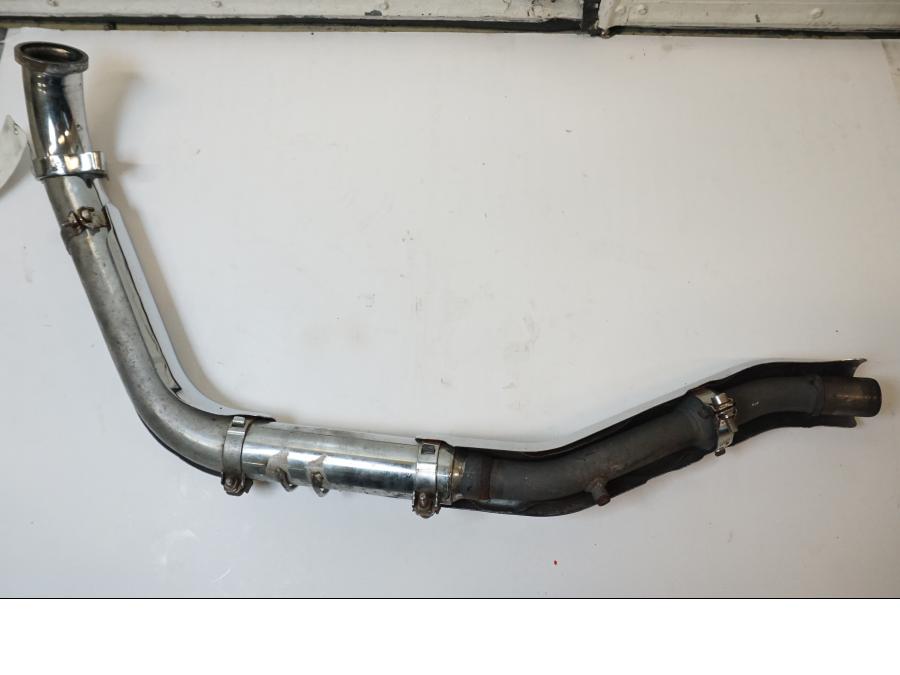 Snett nerifrån på Grenrör från en Suzuki VZ 800 -1997 motorcykel.