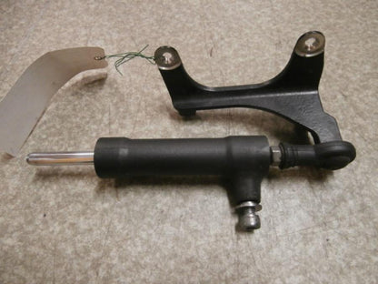 Baksidan på Styrdämpare från en Triumph Daytona 675 -2009 motorcykel.