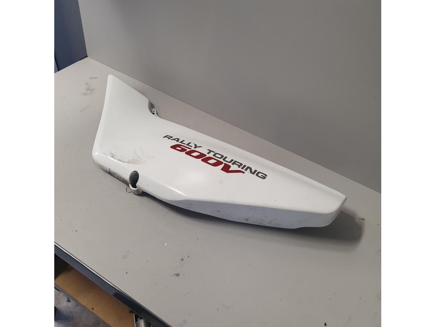 Vänster sida på Sidopanel från en Honda XL 600 V -1989 motorcykel.