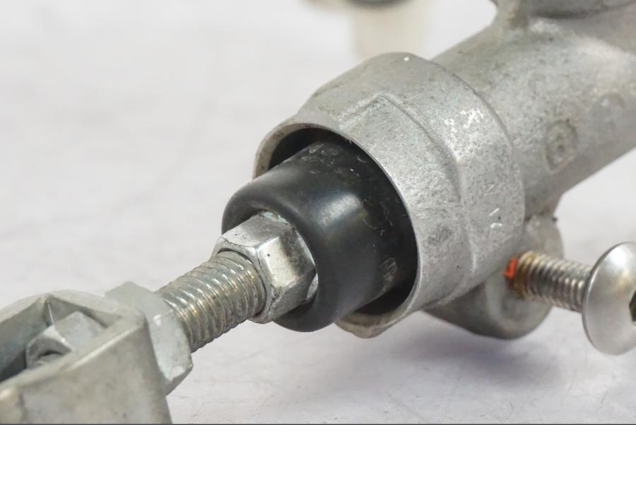 Vänster sida på Bromshuvudcylinder från en Suzuki GSX-R 750 -2006 motorcykel.