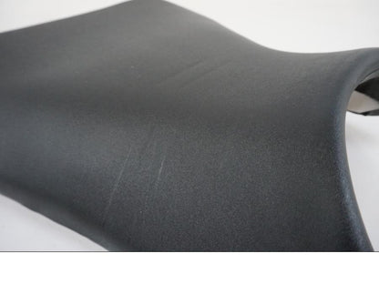 Vänster sida på Sadel från en Yamaha YZF 1000 R1 -2002 motorcykel.