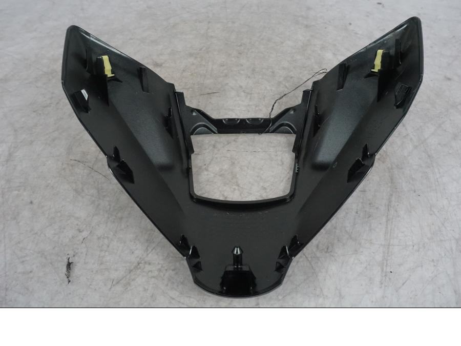 Snett uppifrån på Strålkastarkåpa från en Yamaha MT-09 -2024 motorcykel.