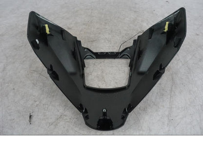 Snett uppifrån på Strålkastarkåpa från en Yamaha MT-09 -2024 motorcykel.