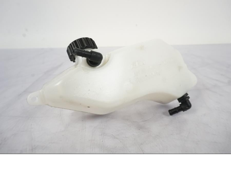 Framsidan på Vattenexpansionskärl från en KTM 790 Duke -2019 motorcykel.