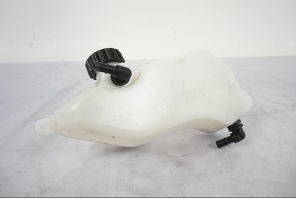 Framsidan på Vattenexpansionskärl från en KTM 790 Duke -2019 motorcykel.