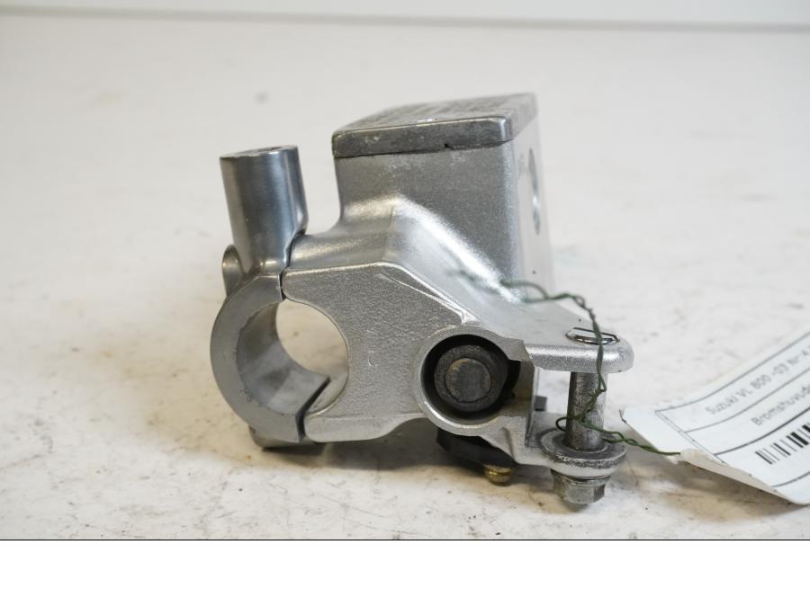 Höger sida på Bromshuvudcylinder från en Suzuki VL 800 -2003 motorcykel.