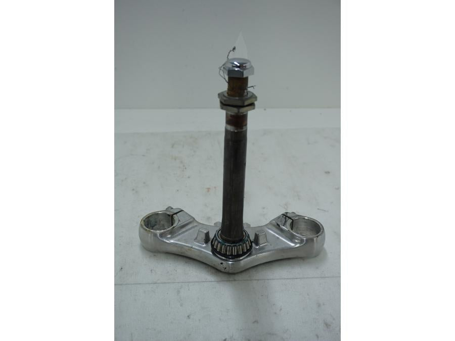 Baksidan på Gaffelkrona från en Triumph Thunderbird 900 -2000 motorcykel.