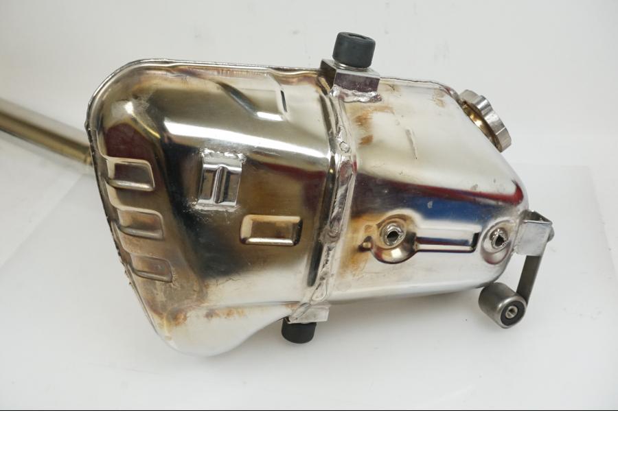 Snett nerifrån på Mellanburk från en BMW R 1100 S -2003 motorcykel.