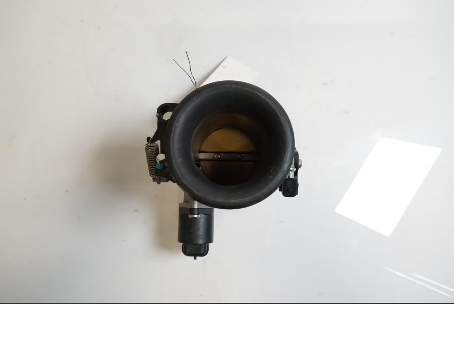 Snett nerifrån på Spjällhus från en Ducati Scrambler 800 -2016 motorcykel.