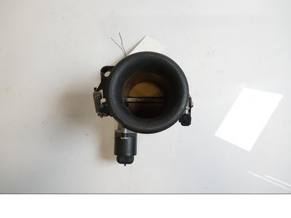 Snett nerifrån på Spjällhus från en Ducati Scrambler 800 -2016 motorcykel.