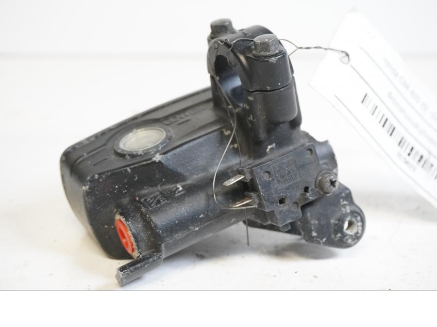 Höger sida på Bromshuvudcylinder från en Honda CBR 600 -2002 motorcykel.