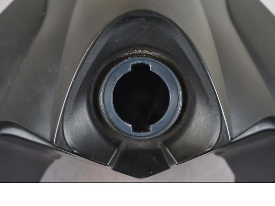 Snett nerifrån på Bensintank från en KTM 690 SM R -2009 motorcykel.