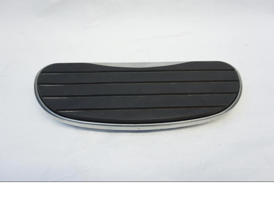 Framsidan på Fotplatta från en Kawasaki VN 900 -2006 motorcykel.