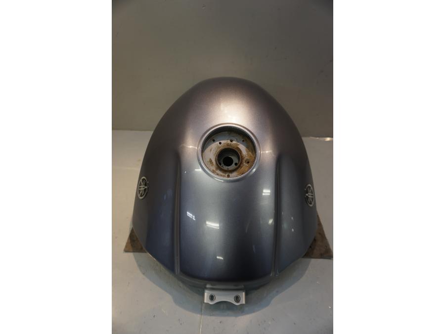 Vänster sida på Bensintank från en Yamaha FJR 1300 -2004 motorcykel.