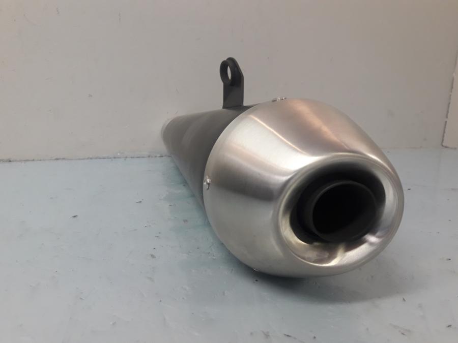 Baksidan på Ljuddämpare från en Triumph Speed Twin -2019 motorcykel.