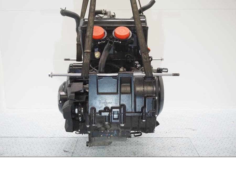 Vänster sida på Motor från en Kawasaki Z 650 ABS -2020 motorcykel.