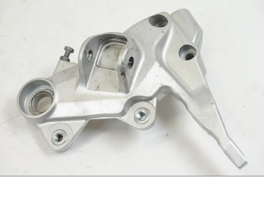 Framsidan på Fotpinnefäste från en Husqvarna 701 Supermoto -2020 motorcykel.