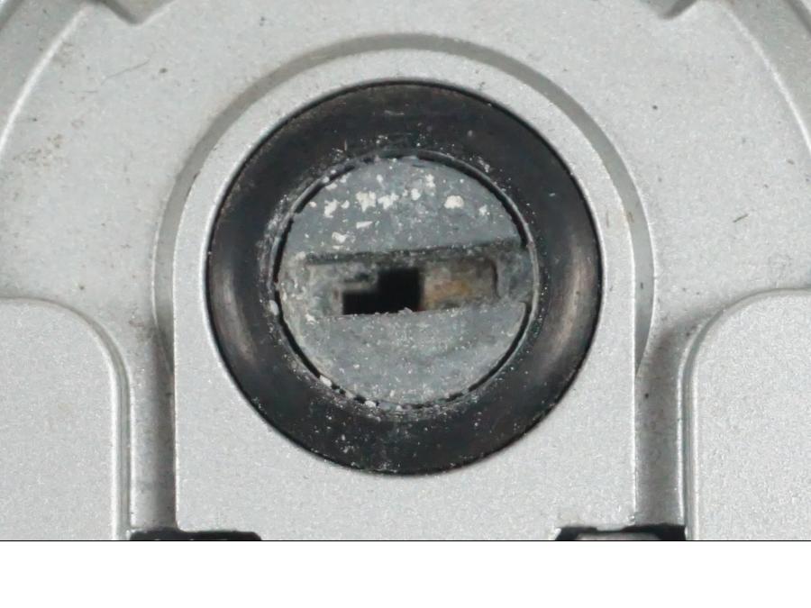 Extrabild2 på <p>Låssats från Honda CB 600 FA Hornet 2007.</p>

<p>Cdi, tändningslås, tanklock, sadellås, nyckel (svart).</p>

<p>Plasten för kontakt stycke skadat se bild.</p> motorcykel.