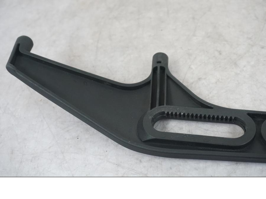 Snett nerifrån på Vindrutefäste från en KTM 1290 Super Adventure S -2022 motorcykel.