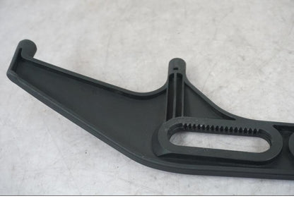 Snett nerifrån på Vindrutefäste från en KTM 1290 Super Adventure S -2022 motorcykel.